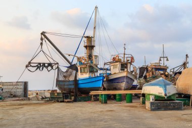 TEL AVIV, ISRAEL - SEPTEMBER 19, 2017: Bunlar eski Jaffa limanının kuru havzasında gün batımında bulunan küçük balıkçı tekneleri.