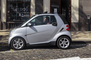 FUNCHAL, PORTUGAL - 20 AĞUSTOS 2021: Bu elektrikli iki koltuklu Smart Fortwo Electric Drive hatchback.