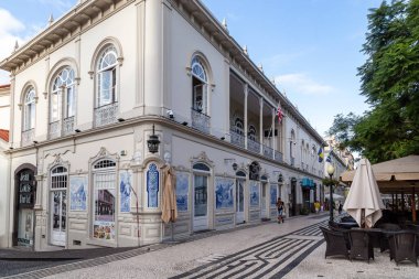 FUNCHAL, PORTUGAL - 25 Ağustos 2021: Bu, şehir merkezinde eski Funchal manzaralı seramik fayanslarla süslenmiş eski bir tarihi bina.