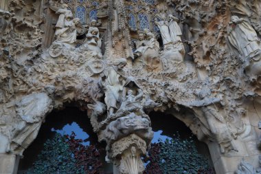 BARCELONA, SPAIN - 12 Mayıs 2017: Bu, Sagrada Familia 'nın İsa' nın Doğumu Portal 'ının heykelleriyle dolu bir parça..