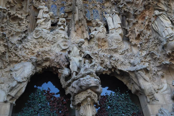 Barcelona Spain 2017 이것은 사그라다 파밀리아의 포탈의 조각이 새겨진 조각이다 — 스톡 사진