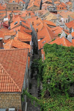 DUBROVNIK, CROATIA - 8 Eylül 2016: Bu, kale duvarının yüksekliğinden sokağa ve eski ortaçağ kentinin kiremitli çatılarına kadar uzanan bir manzara.