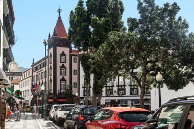 FUNCHAL, PORTUGAL - 20 AĞUSTOS 2021 Burası Arriaga Bulvarı 'ndaki Madeira Bankası..