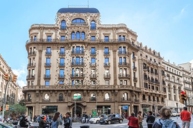 BARCELONA, SPAIN - 10 Mayıs 2017: Bu Laietana Caddesi 'ndeki Art Nouveau evlerinden biri, çağdaş sanat tasarımı ile tamamlanmış.