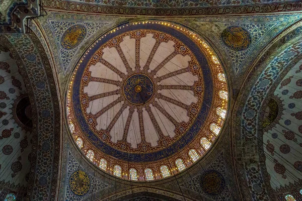 İSTANBUL, Turkey - 13 Eylül. 2017: Bu, Mavi Cami 'nin (Sultanahmet Camii) ana kubbesinin iç görünüşü.).