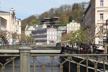 KARLOVY VARY, CZECH - 26 NİSAN 2012: Bu Tepla Nehri nehrin her iki yakasının da setlerini birbirine bağlayan birçok yaya köprüsü.