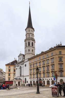 Vienna, AUSTRIA - 15 Mayıs 2019 Burası Michaelerplatz 'daki eski St. Michael Kilisesi..