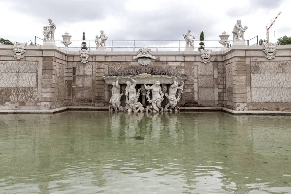 ヨーロッパ 5月16 2019 これはベルヴェデーレ宮殿と公園複合体のバロック様式の下の噴水の断片です — ストック写真