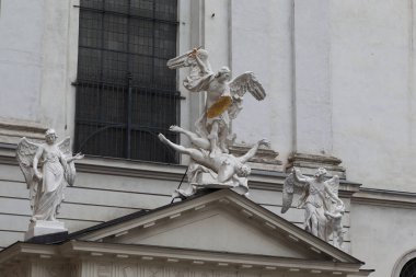 VIENNA, AUSTRIA - 15 Mayıs 2019: Bu Aziz Michael Kilisesi 'nin ön cephesinde timpanumun mimari ve sanatsal bir parçası.