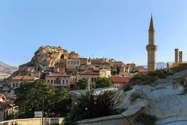 URGUP, TURKEY - 3 Ekim 2020: Bu eski şehir ve günbatımında mağaraları olan kayaların görüntüsü.