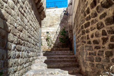 MARDIN, TURKEY - 10 Ekim 2020: Bu dik bir dağ yamacındaki eski bir merdiven ara sokaklarından biri.