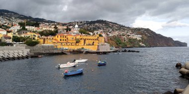 FUNCHAL, PORTUGAL - 25 Ağustos 2021 Burası San Tiago Kalesi, şehri korsan saldırılara karşı korumak için 17. yüzyılda inşa edildi..