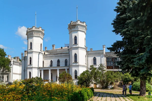 SHAROVKA, UKRAINE - 24 Temmuz 2021: Burası Sharovka malikanesinin (19. yüzyıl) neo-gotik tarzında sarayı.