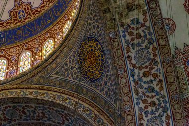 İSTANBUL, TURKEY - 13 Eylül 2017: Bu kemerlerin süslemeli bir süslemesi ve bir çemberin içinde dini bir yazıt olan bir pandatif.