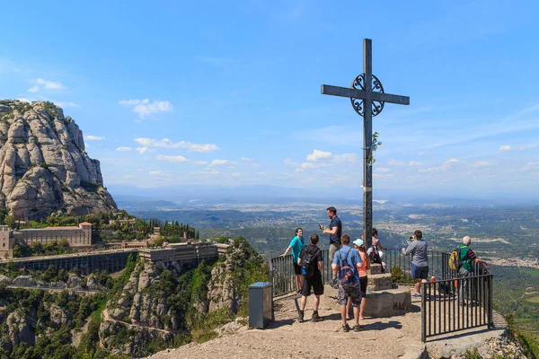 スペインのモンセラット 2017年5月15日 これは モンセラット修道院の向かいの山の中にある聖マイケルの十字架と小さな展望台です — ストック写真