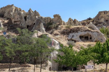 GOTREME, TURKEY - 4 Ekim 2020: Goreme Açık Hava Müzesi, Hıristiyan kiliseleri ve manastırlarının geçmişteki mağaraları olan kayalardır.