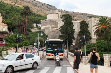 DUBROVNIK, CROATIA - 8 Eylül 2016: Eski şehrin duvarlarında yoğun bir trafik hareketi.