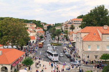 DUBROVNIK, CROATIA - 8 Eylül 2019: Bu, eski tarihi şehrin duvarlarının dışındaki binaların görüntüsü.