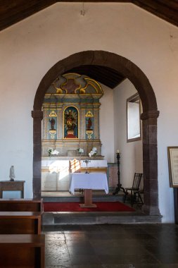 FUNCHAL, PORTUGAL - 20 AĞUSTOS 2021: Bu Santa Catarina ortaçağ şapelinin (15. yüzyıl) içidir.).