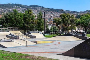 FUNCHAL, PORTUGAL - 20 AĞUSTOS 2021 Burası Kraliyet Amiralleri Parkı, rıhtıma yakın..