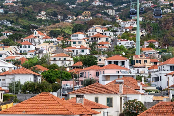 FUNCHAL, PORTUGAL - 24 AĞUSTOS 2021: Upland alanlarının kentsel gelişiminin bir görüntüsü.