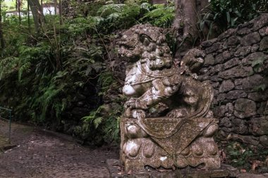 FUNCHAL, PORTUGAL - 24 Ağustos 2021: Bu Monte Tropikal Parkının Kuzey Doğu Bahçeleri 'ndeki eski bir Japon aslanının kopyası.