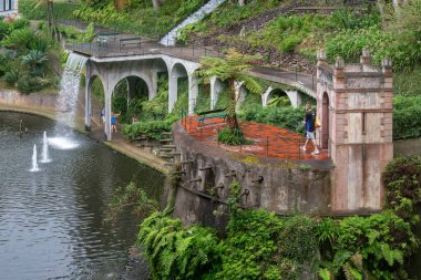FUNCHAL, PORTUGAL - 24 AĞUSTOS 2021 Bunlar Monte Tropikal Parkı 'ndaki merkez göl yakınlarındaki yapay akarsular, şelaleler ve çeşmeler..