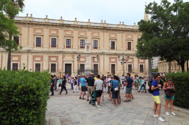 SEVILLE, SPAIN - 21 Mayıs 2017: Hint Adaları Arşivi 'nin (Amerika' daki İspanya İmparatorluğu 'ndan bir belge arşivi) bulunduğu eski bir Rönesans binasıdır.).
