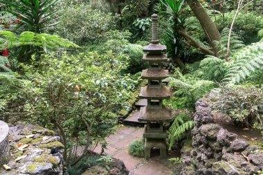 FUNCHAL, MADEIRA - 24 AĞUSTOS 2021: Bu Monte Tropical Park 'taki Oriental Garden' ın yollarından birinde bulunan yapay bir minyatür pagoda.