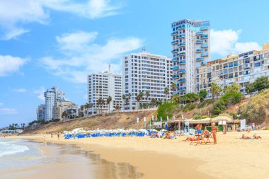 Bat Yam, İsrail - 26 Eylül 2017: Kıyı sahil şeridi ve setin uydu şehri Tel Aviv modern evler olan.