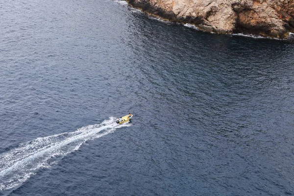 デュブロヴィニク クロアチア 9月8 2016 これは 岩の多い海岸から小さなボートに乗っている未確認の人々の空中ビューです — ストック写真