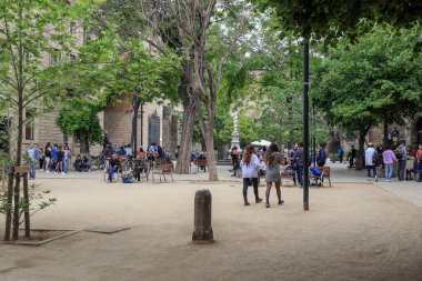 BARCELONA, İspanya - 10 Mayıs 2017: Bunlar eski bir ortaçağ hastane binası olan Katalan Edebiyat Kütüphanesi 'nin iç avlusundaki kimliği belirsiz kişiler.