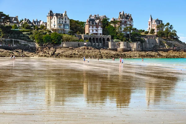 DINARD, FRANCE - 3 Eylül 2019 Burası Brittany tatil köyündeki bir Ecluse Sahili..