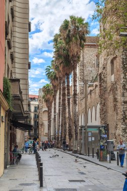 BARCELONA, İSPAN - 10 Mayıs 2017: Bu eski Raval Bölgesi sokaklarından biri.
