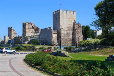 İSTANBUL, TÜRKEYE - 14 Eylül 2017: Bunlar İstanbul 'un Bizans kale duvarları (Theodosian Duvarları) açılışında modern bir otoyol bulunan.