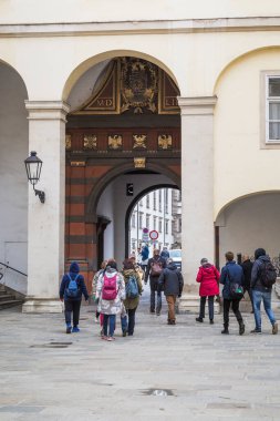 VIENNA, AUSTRIA - 15 Mayıs 2019: Kimliği belirsiz ziyaretçiler eski Hofburg Sarayı 'nın İsviçre kapısından In de Burg avlusuna geçtiler.