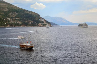 DUBROVNIK, CROATIA - 8 EYLÜL 2016: Yol kenarında yolcu gemileri olan bir kıyı şeridi.