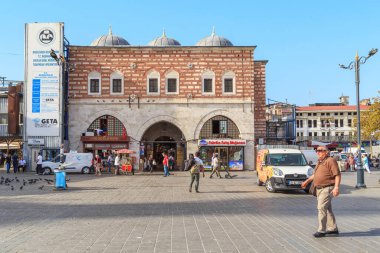 ISTANBUL, TURKEY - 12 Eylül 2017: Bu 17. yüzyılda yapılmış bir Baharat Çarşısı (Mısır Çarşısı) tarihi binasıdır..