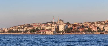 İSTANBUL, TURKEY - 15 Eylül 2017: Burası İstanbul 'un güneş batarken ışıldayan Bakire Kulesi ve Asyalı tarafı.