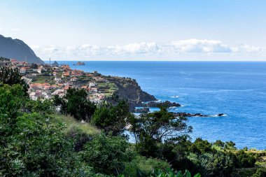SEIXAL, MADEIRA - 23 AĞUSTOS 2021 Bu, adanın kuzeybatı kıyısındaki bir deniz kıyısına ait yerleşim yeri..
