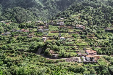 MADEIRA, PORTUGAL - 21 Ağustos 2021: adanın kuzeyindeki küçük kırsal yerleşim birimlerinden biridir..