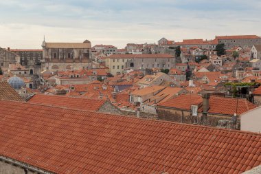 DUBROVNIK, CROATIA - 8 Eylül 2016: Bu, şehrin duvarlarından eski kasabanın ortaçağ yerleşim binalarına kadar uzanan bir manzara.