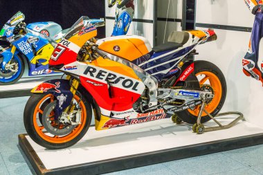 MİLAN, İTALYA 19 Mayıs 2018 Bu Bilim ve Teknoloji Müzesi 'nde bir Honda Repsol motosikleti.