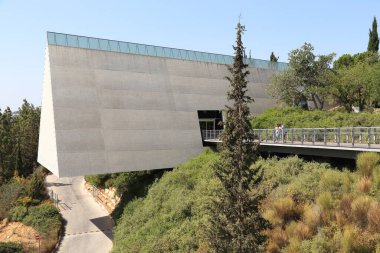 JERUSALEM, ISRAEL - SEPTEMBER 24, 2017: Bu Yad Vashem Tarih Müzesi 'nin (Soykırım Anıtı) yapıcı bir binasıdır.