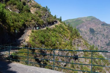 MADEIRA, PORTUGAL - 21 AĞUSTOS 2021 Burası dağın yamacındaki yüksek irtifaya çıkan bir merdiven..