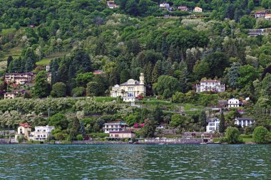 STRESA, İTALYA - 11 Mayıs 2018 Bunlar Lago Maggiore Gölü kıyısındaki tatil köyündeki lüks villalar ve konut binaları..