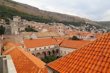DUBROVNIK, CROATIA - 8 Eylül 2016: Bu, eski şehrin duvarlarının ve çatılarının şehir duvarlarının manzarası.
