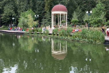 KHARKIV, UKRAINE - 3 Ağustos 2021: Bu Central Park of Culture and Leisure 'daki yapay bir göletin üzerindeki bir çardak..