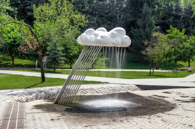 KHARKIV, UKRAINE - 3 AĞUSTOS 2021: Bu Sarzhin Yar şehir parkının banyo alanında bulut şeklinde yapay bir duş..
