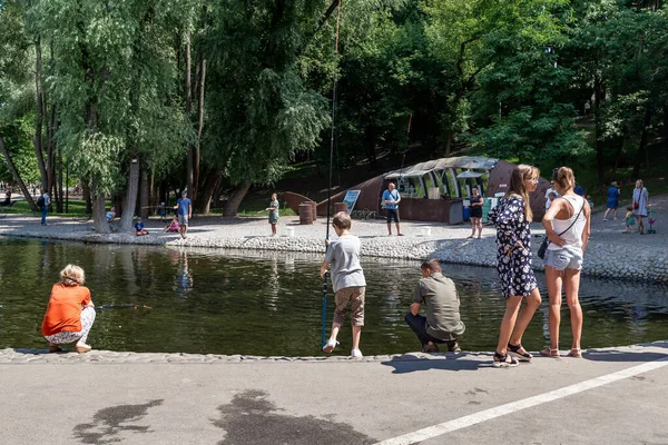 Kharkiv Ukraine 2021年8月3日 不明身份的人参加了在Sarzhin Yar公园人工池塘捕鱼的活动 — 图库照片